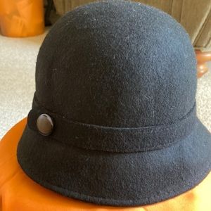 Roaring 20s style wool hat.
